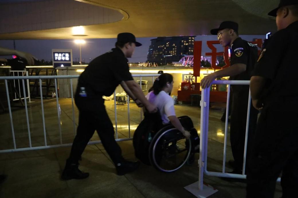 C:/Users/Administrator/Desktop/臺風“貝碧嘉”來襲，南京保安積極應對，“守”護萬家團圓！/13.jpg13