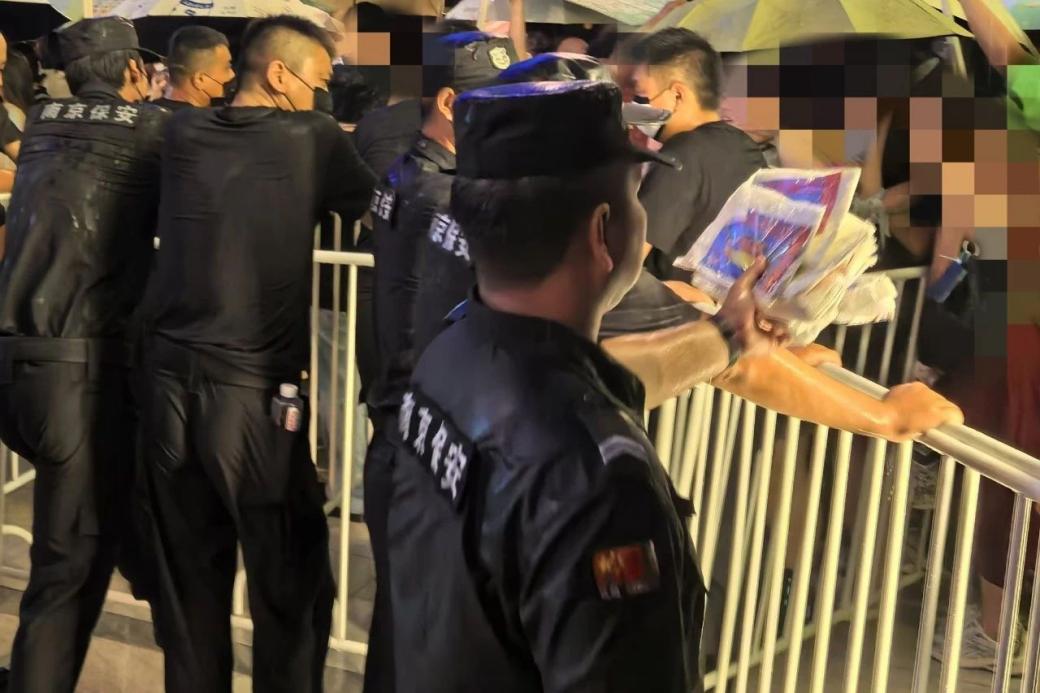 C:/Users/Administrator/Desktop/臺風“貝碧嘉”來襲，南京保安積極應對，“守”護萬家團圓！/11.jpg11