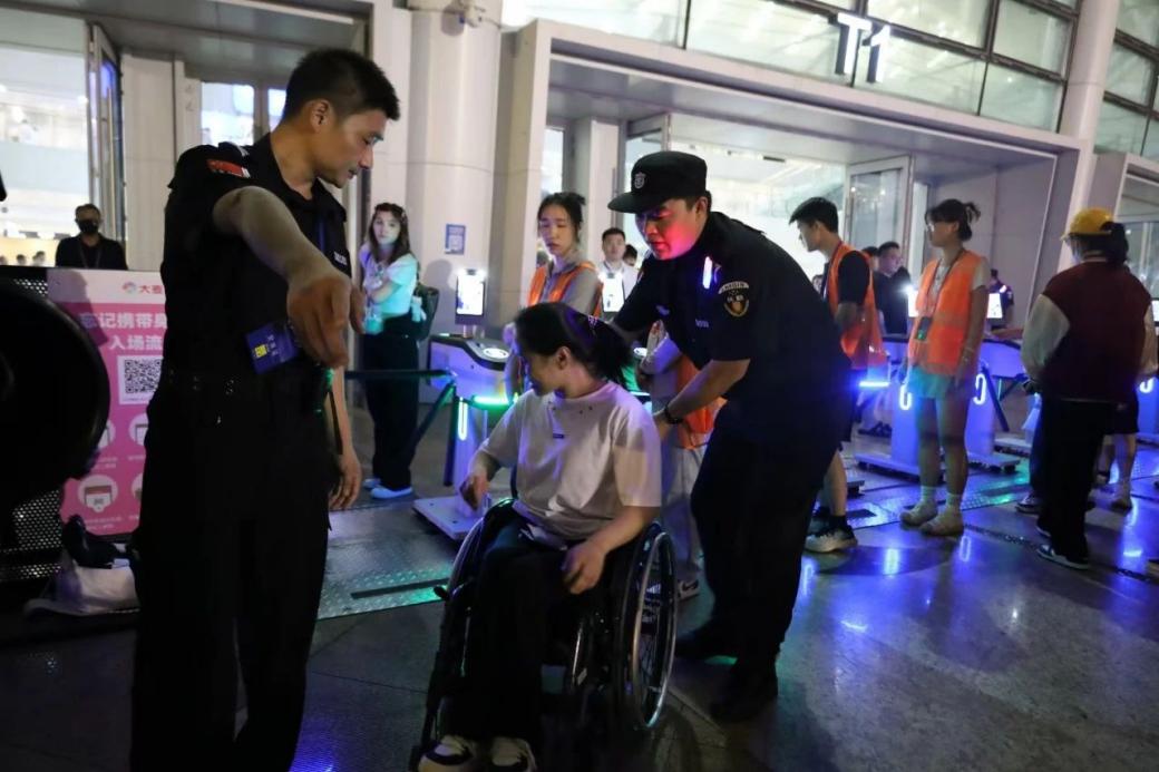 C:/Users/Administrator/Desktop/“安保鐵軍、硬核保障”2024系列報道四十二——南京市保安服務(wù)有限公司成功護航張碧晨「今兒個開心」十周年巡回演唱會南京站安保任務(wù)/5.jpg5