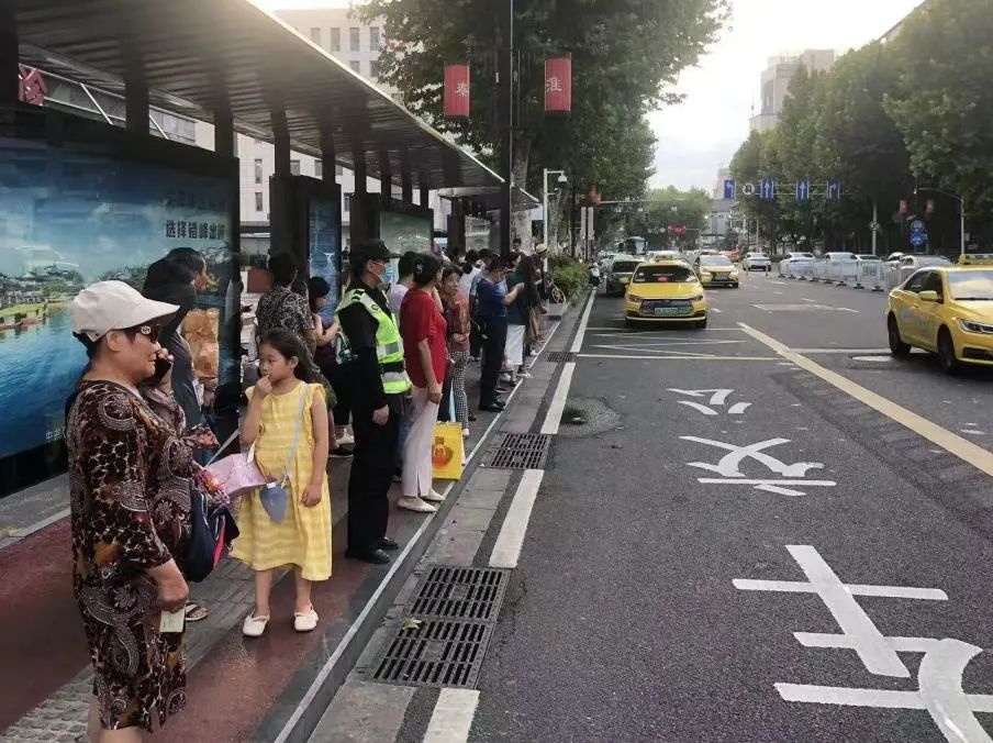 C:/Users/Administrator/Desktop/臺風“貝碧嘉”來襲，南京保安積極應對，“守”護萬家團圓！/2.jpg2