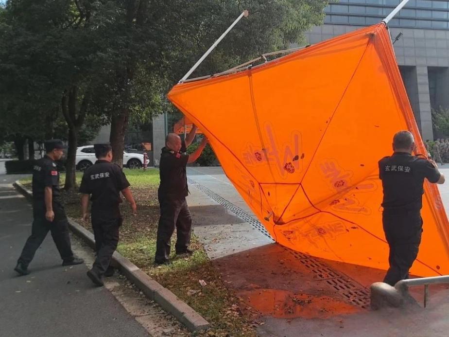 C:/Users/Administrator/Desktop/臺風“貝碧嘉”來襲，南京保安積極應對，“守”護萬家團圓！/3.jpg3