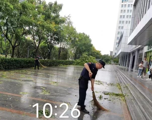 C:/Users/BA/Desktop/風(fēng)雨過后南京保安迅速行動，恢復(fù)安“寧”面貌/5.jpg5