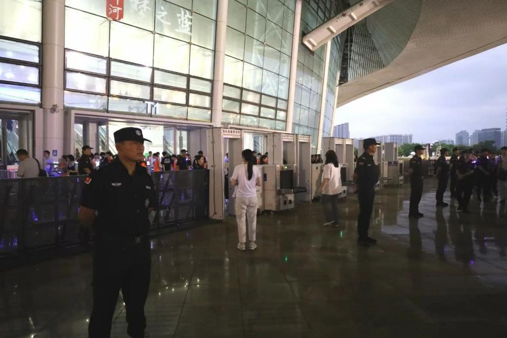 C:/Users/Administrator/Desktop/“安保鐵軍、硬核保障”2024系列報道四十二——南京市保安服務(wù)有限公司成功護航張碧晨「今兒個開心」十周年巡回演唱會南京站安保任務(wù)/3.jpg3