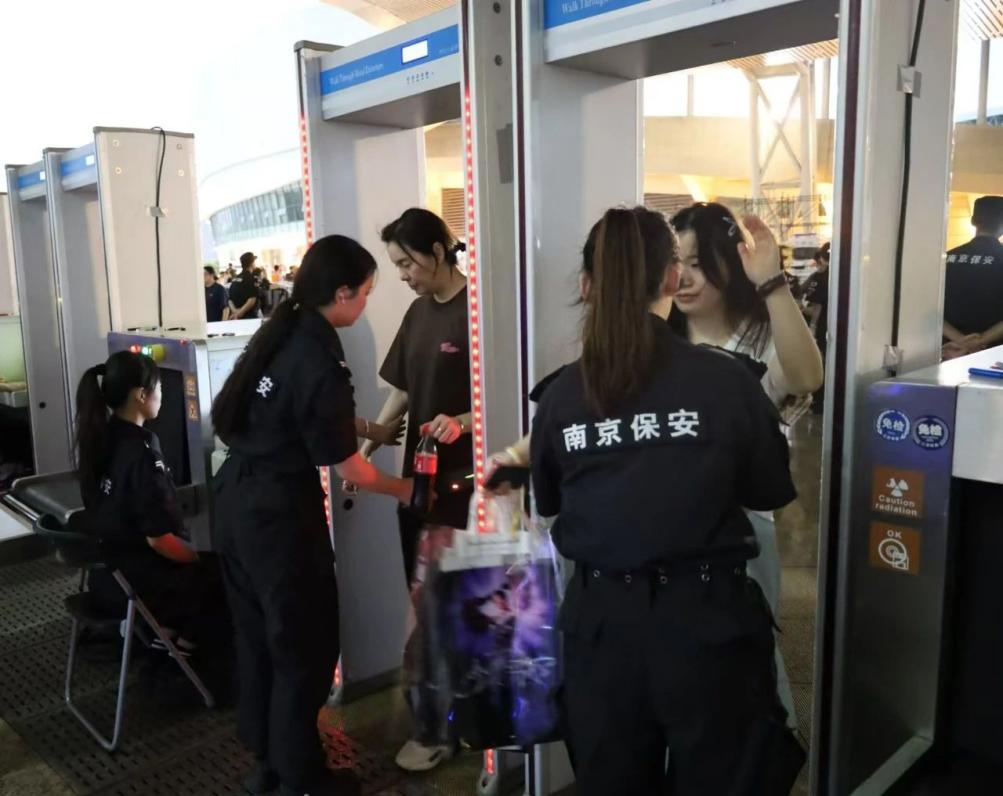 C:/Users/Administrator/Desktop/“安保鐵軍、硬核保障”2024系列報道四十二——南京市保安服務(wù)有限公司成功護航張碧晨「今兒個開心」十周年巡回演唱會南京站安保任務(wù)/2.jpg2