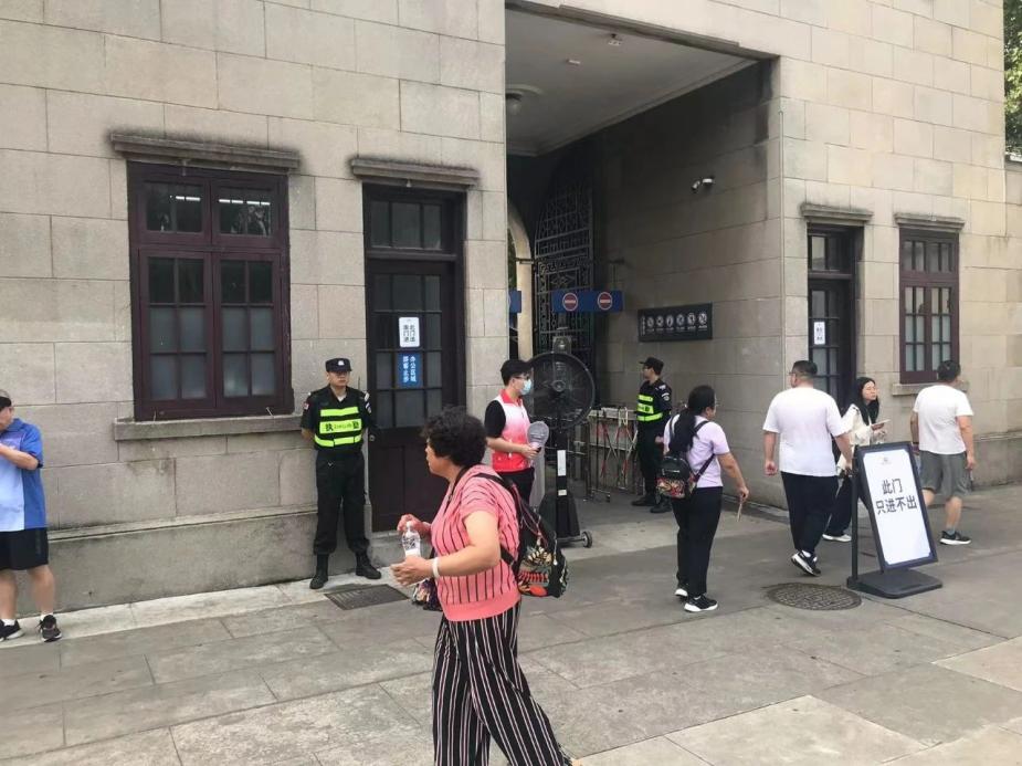 C:/Users/Administrator/Desktop/臺風“貝碧嘉”來襲，南京保安積極應對，“守”護萬家團圓！/8.jpg8