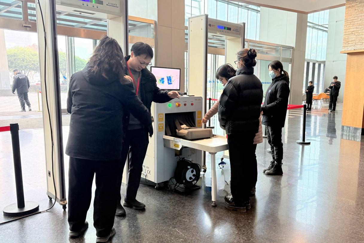 E:/25.12.10后 上傳網(wǎng)站留存/“安保鐵軍、硬核保障”2026系列報道一——科技引領(lǐng)未來，安全護航盛會/照片/5212ea35a8b77386cbea49d69a720cf7.jpg5212ea35a8b77386cbea49d69a720cf7